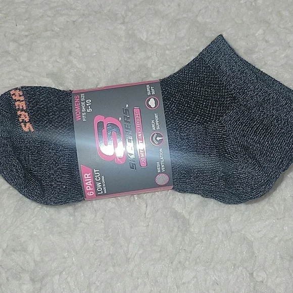 NWT, Skechers women's socks. Fits shoe size 5-10. - Picture 2 of 4